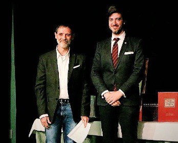 Carles Gascón i el síndic general en el moment d'entregar el guardó