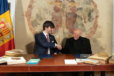 El síndic general, Carles Ensenyat, i Casimir Arajol just finalitzada la signatura del conveni