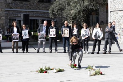 Ofrena floral a la plaça del Consell General en memòria de les víctimes andorranes del règim nazi.