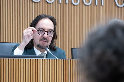 Landry Riba, secretari d'Estat per a les Relacions amb la UE, durant la compareixença