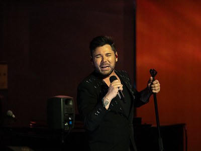 Miguel Poveda durant el seu concert al vestíbul.
