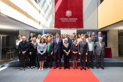 Foto de família amb les impulsores del vot femení i les seves famílies