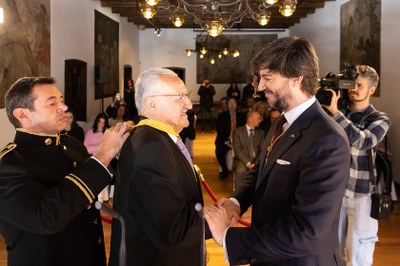 Albert Gelabert amb el síndic general instants després de rebre la Creu dels Set Braços