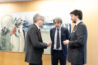 El síndic general, Carles Ensenyat, amb Jean-Claude Tribolet, ambaixador de França (esquerra), i Pierre Esplugas-Labatut, president del Museu Les Abattoirs (centre).