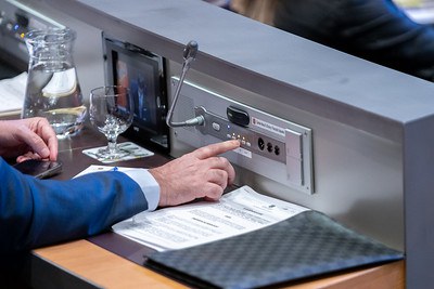 Un conseller general votant una de les propostres de resolució.