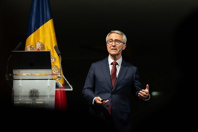 El catedràtic de la UOC, Josep Maria Duart, durant la seva conferència al vestíbul del Consell General.