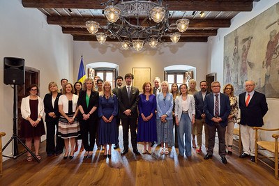 La delegació espanyola i l'andorrana a la sala de Passos Perduts