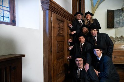 Els consellers majors de cada parròquia obrint l'Armari de les 7 Claus