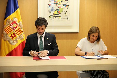El síndic general, Carles Ensenyat, i la ministra d'Afers Socials, Trini Marín, signant el conveni.