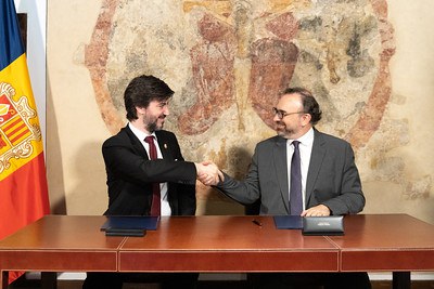 El síndic general, Carles Ensenyat, i el rector de l'UdA, Juli Minoves, en el moment de la signatura del conveni