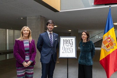 Els síndics generals i Irene Clua amb el cartell commemoratiu