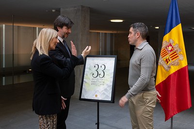 Els síndics generals amb Xavier Casals, l'autor del cartell del 33è aniversari de la Constitució.
