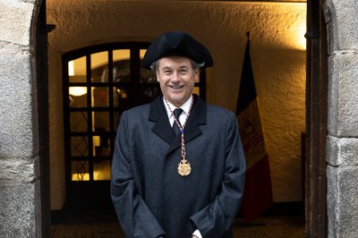 El conseller general Víctor Pintos amb els nous abillaments