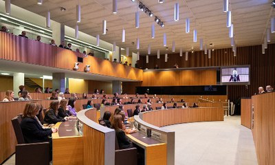 Imatge històrica amb l'hemicicle ple de dones electes de les institucions públiques del país.