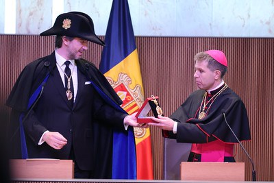 El síndic general entrega la medalla de copríncep a Josep-Lluís Serrano Pentinat