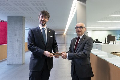 El síndic general amb el ministre de Finances, Ramon Lladós, en el moment d'entrar a tràmit el pressupost.