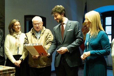 Els síndics generals fan entrega del Joc de l'Oca de la Casa de la Vall a Fèlix Zapatero