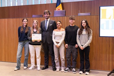 L'equip guanyador, el Lycée Comte de Foix, amb el síndic general