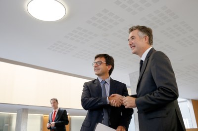 El ministre de Finances lliura al síndic general el Projecte de llei de pressupost per a l'any 2017