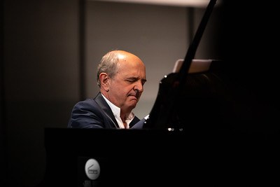 Denis Pascal durant el concert al vestíbul al Consell General.