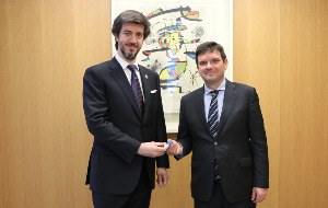 El Raonador del Ciutadà, Xavier Cañada, entregant l'informe 2024 al síndic general.