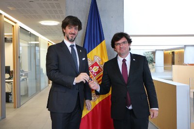 El Raonador del Ciutadà, Xavier Cañada, entregant l'informe 2025 al síndic general.