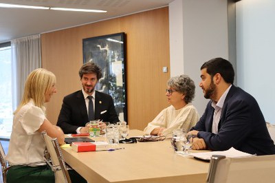 El síndic i la subsíndica durant la reunió amb Susanna Vela i Pere Baró del GPS.