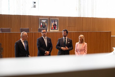 Constantinos Kombos, acompanyat dels síndics generals, durant la visita a nou hemicicle.
