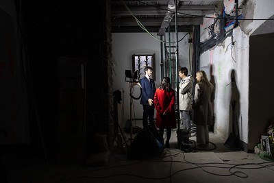 Els cònsols i els síndics durant la visita a la Casa de la Vall.