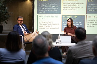 El doctor Albert Dorca i la doctora Roser Bellmunt durant la taula rodona.