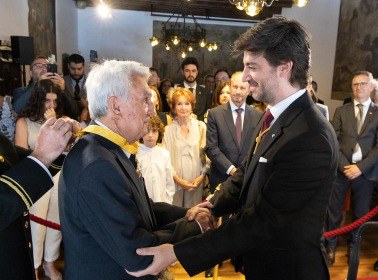 Francesc Cerqueda (esquerra) en el moment de la condecoració