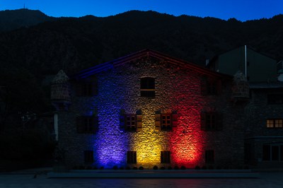 Il·luminació de Casa de la Vall amb motiu del jurament de la Constitució del copríncep episcopal