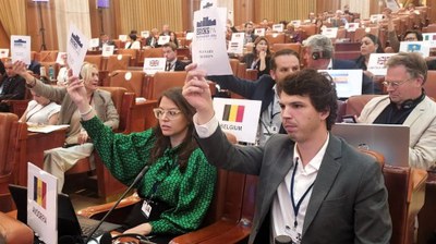 Meritxell López i Pol Bartolomé votant la Declaració de Bucarest