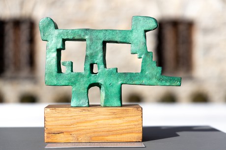 'La Casa de la Vall de-construïda'és una obra de l'escultor Jordi Casamajor.