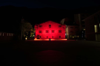 La Casa de la Vall s'il·lumina de color vermell amb motiu del Dia Mundial de la Lluita contra la Sida