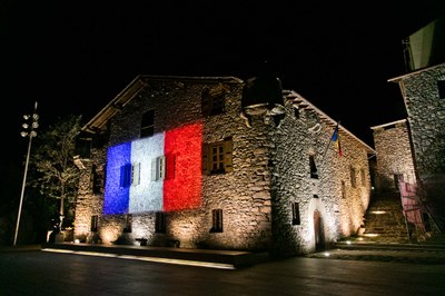 La Casa de la Vall s'il·lumina simbòlicament amb els colors de la bandera francesa