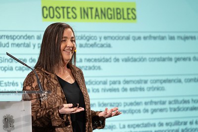 La periodista i escriptora Nuria Varela durant la seva conferència.