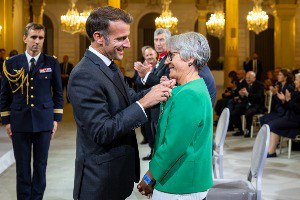 Roser Suné rebent la Legió d'Honor per part del president la República Francesa. Foto: Alexandra Lebon | Élysée