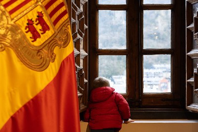 Un nen mirant per una de les finestres de Casa de la Vall.