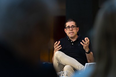 Oliver Vergés durant la presentació del llibre 'La Nova Reforma de 1866' al vestíbul del Consell General.