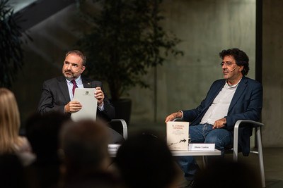 Olivier Codina i Juli Minoves durant la presentació del llibre.
