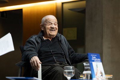 Mossèn Ramon durant la presentació del seu llibre.