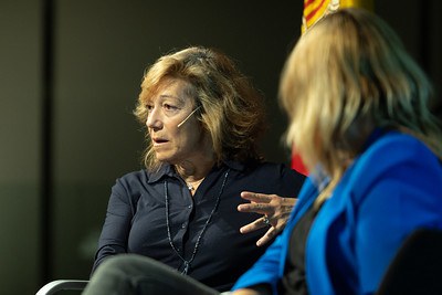 Patrícia Ros durant la xerrada al vestíbul del Consell General.