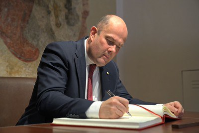 Frédéric Rose, representant del Copríncep Francès, signant el Llibre d'Or.