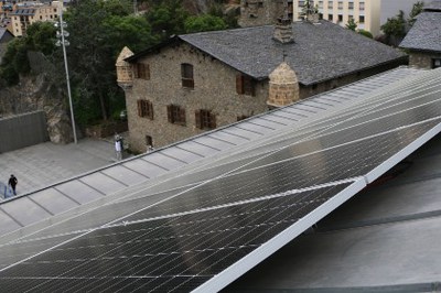 Plaques solars sobre l'edifici del Consell General