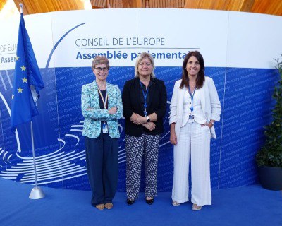 Susanna Vela (esquerra), Berna Coma i Meritxell Alcobé (dreta) al Consell d'Europa.