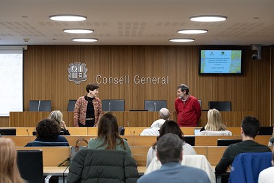El curs sobre la història del Consell General s'imparteix a la sala de compareixences públiques.