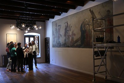 Últims retocs a les pintures murals de la Casa de la Vall