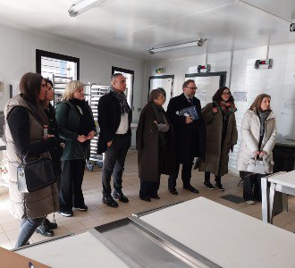 La delegació andorrana visitant un centre educatiu de l'Arieja