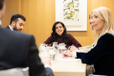 La secretària general d'ONU Turisme, Shaika Al Nowais, durant la reunió amb el síndics generals.